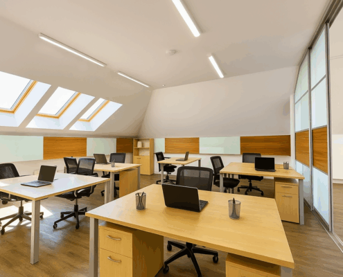 Moderne Büroatmosphäre im Dachgeschoss Kopie